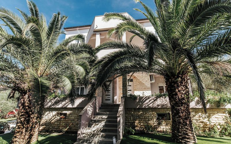 Apartments Lola, Novalja